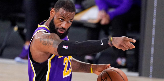 乐鱼appC罗关键节点出色防守，湖人带队取胜！(c罗加盟湖人)